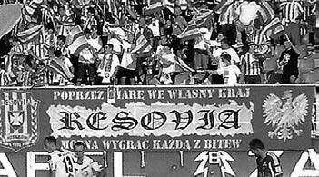 agresywnego zachowania. Już przed spotkaniem doszło do incydentów z udziałem sympatyków Śląska, którzy między innymi rzucali butelkami w budynki, a także w przechodniów.