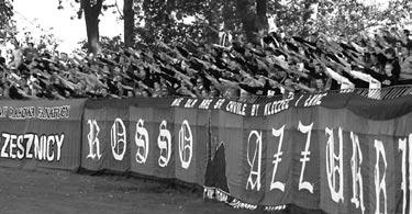 branoc, lewaku) przedstawiającą nazi-skina kopiącego swojego przeciwnika. Jest ona charakterystyczna dla środowisk neofaszystowskich na świecie. ŁÓDŹ.