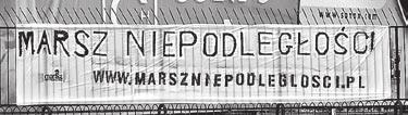 których byli trzej powieszeni czarnoskórzy mężczyźni. Z kolei na drzwiach do stadionowego pubu umieszczono naklejkę z herbem warszawskiego klubu i krzyżem celtyckim, rasistowskim symbolem białej siły.
