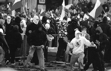Na placu Na Rozdrożu nacjonaliści zaatakowali funkcjonariuszy, którzy użyli armatek wodnych i pałek.