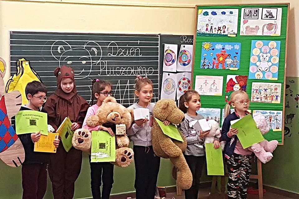 ulubione misie Wierszyki o Pluszowym Misiu Miś pluszowy, Miś kudłaty, Biały, czarny Lub łaciaty Wszystkie misie My kochamy, Bo ich święto