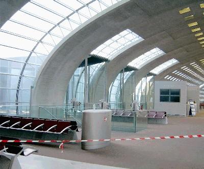 Charles de Gaulle, Terminal 2E, 2004 Zespolona przeszklona konstrukcja powłokowa w kształcie rury,