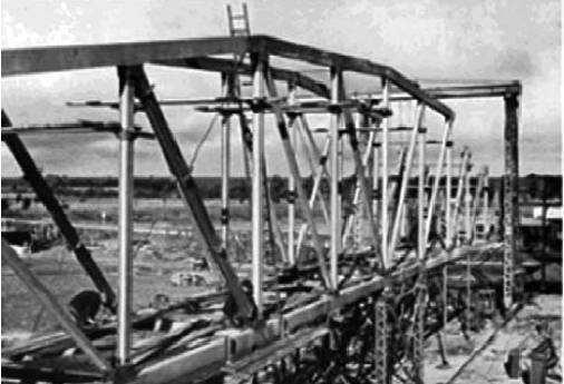 Klejenie konstrukcyjne Rodzaje połączeń 1950 klejony most nad kanałem Lippe Seiten koło Marl w Niemczech. Użytkowany do 2001 bez uszkodzeń.