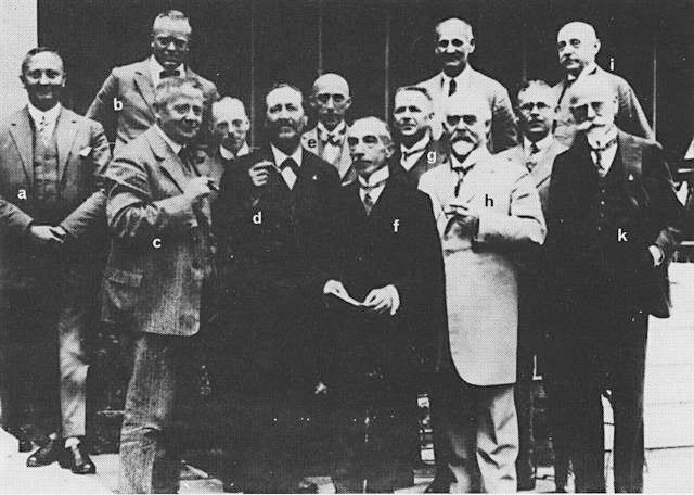 in. Krzywiec 2000, 2002 i 2005; Mazur i inni 2005). Fig. 7a Sugestywny schemat waryscydów Europy Kossmata (1927) Fig.