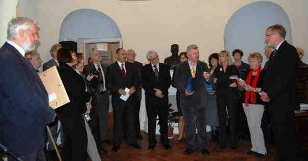 Burmistrz wręcza pamiątkowe popiersie Marszałka Minister Rainer Robra