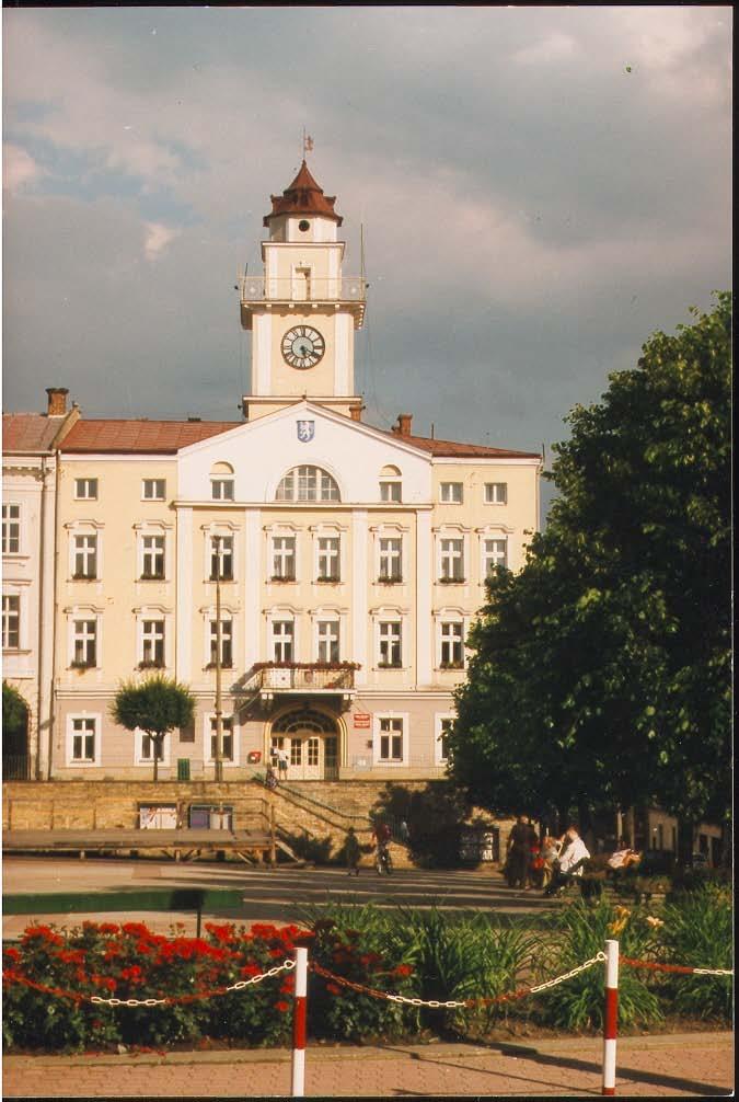 Jednym z nich był Okręg nr III Gorlice, którym kierował austriacki architekt, porucznik Hans Mayr. W okręgu tym zostało zbudowane 54 nekropolie.