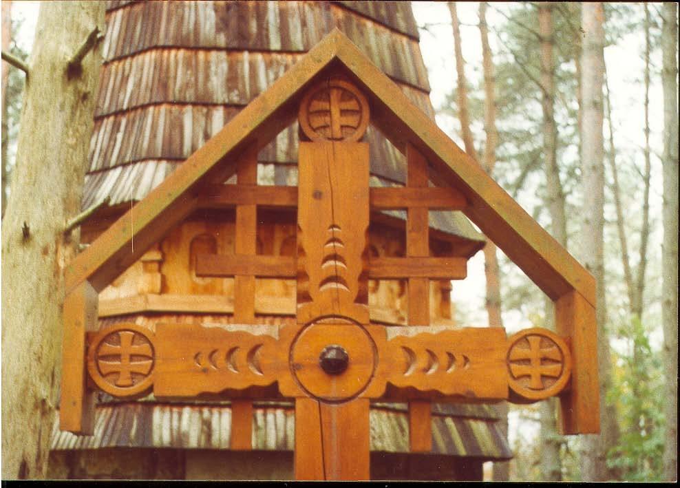 Również na cmentarzu nr 55 w Gładyszowie dominuje wysoka, drewniana, ośmioboczna wieża. Jest ona nakryta gontem i zwieńczona krzyżem.