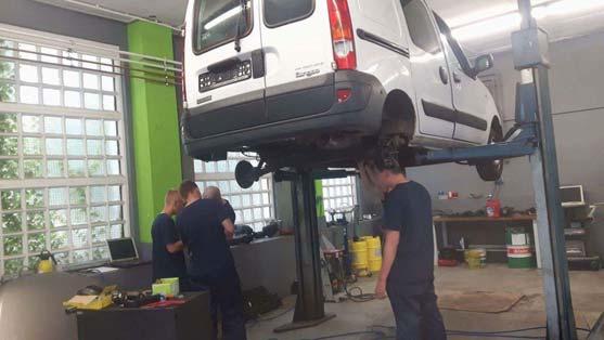 Praktyka uczniów technikum pojazdów samochodowych. Na tablicy uczniowie budowali między innymi instalacje oświetleniowe i ćwiczyli zakładanie okablowania.