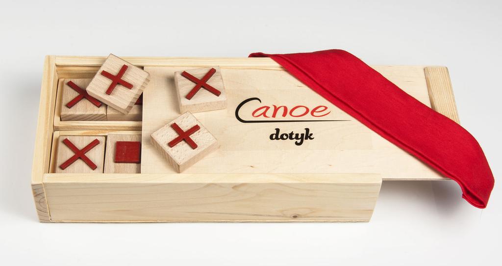 Klocki Canoe ZESTAW DOTYK Canoe Dotyk Zestaw złożony z 16 klocków drewnianych z wypukłymi wzorami, 4 gładkich, dwóch rynienek przeznaczonych do układania kombinacji z klocków oraz opaski na oczy.