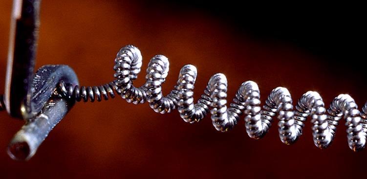 Metalurgia proszków Metalurgia proszków (MP) obejmuje technikę wytwarzania proszków metalicznych oraz wyrobów z tych proszków lub ich mieszanek z proszkami niemetalowymi w procesach formowania i