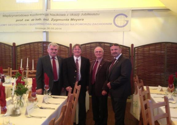 oraz szerokie spektrum poruszanych zagadnień zgromadziło na konferencji przedstawicieli zakładów wodociągowych, przedstawicieli administracji samorządowej, państwowej oraz hydrogeologów i