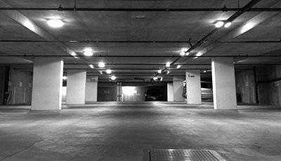 do parkingów