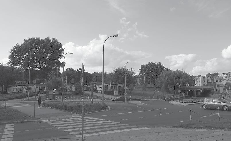 38 Stacja 39 i Globusowej pod wiaduktem kolejowym, - wyprowadzenie wyjść z przejścia podziemnego na perony bezpośrednio na plac miejski przy skrzyżowaniu ulic: Chrobrego, Tynkarskiej i Popularnej