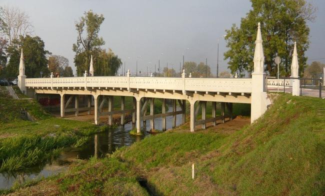 Maszyny Elektryczne - Zeszyty Problemowe Nr 4/2017 (116) 167 stropów żelbetowych w Warszawie, później także wybudował pierwszy dom takiej konstrukcji w Warszawie przy ulicy Solec, kościół św.