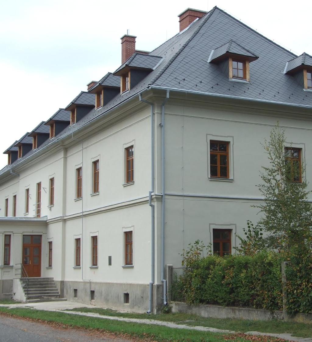 Po peripetiách s odstraňovaním puklín na fasáde sme sa pustili do konečnej farebnej úpravy.