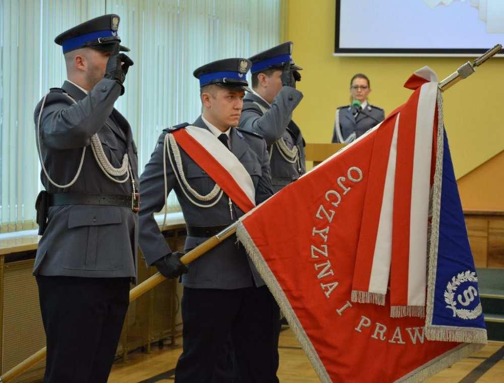Jarosław Kaleta złożył gratulacje i życzył sukcesów 52 nowoprzyjętym policjantom garnizonu opolskiego.
