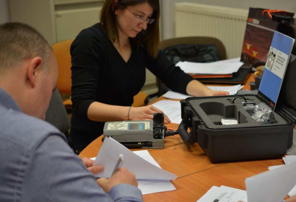 W Laboratorium Kryminalistycznym Komendy Wojewódzkiej Policji w Opolu przekazano mobilne urządzenia pomocne w zwalczaniu przestępczości narkotykowej.