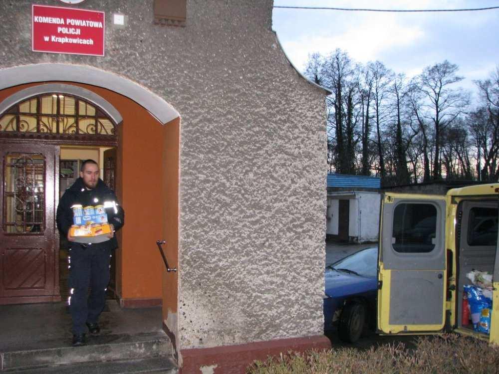 Każdy kto zdecydował się pomóc przekazał produkty najbardziej potrzebne w codziennym życiu artykuły spożywcze i środki higieniczne, a dla najmłodszych słodkości.