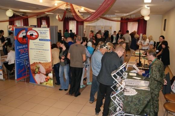 kierownik budowy w branży elektrycznej, projektant sieci elektrycznych, opiekun osób starszych, opiekunka dziecięca, pracownik biurowy ze znajomością języków obcych.