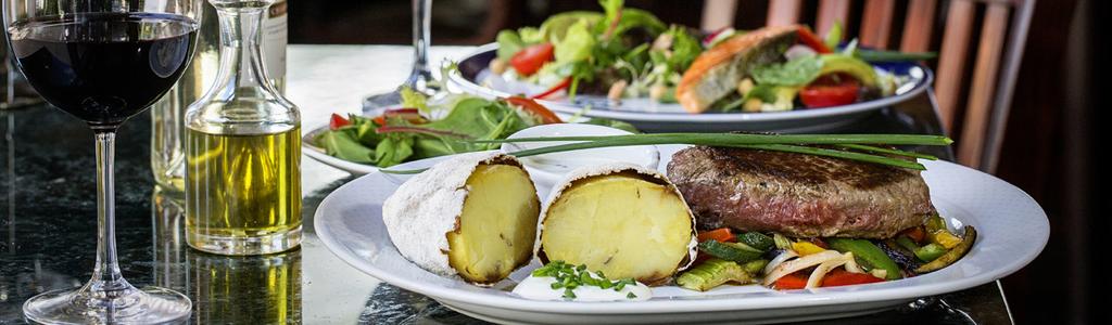 WYBÓR ZIELONYCH SAŁAT Z DRESSINGAMI I DODATKAMI WYBÓR DODATKÓW Marynowane jarzyny, grzyby, suszone pomidory, kapary, oliwki Paluszki Grissini, kawałeczki parmezanu, pomidorki koktajlowe i cytryna
