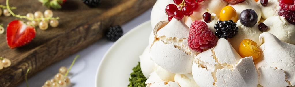 WYBÓR DESERÓW NA BUFECIE SŁODKI KĄCIK Z DESERAMI Fontanna czekoladowo - karmelowa / szaszłyki owocowe / kruche ciasteczka Beza / ser mascarpone / egzotyczne owoce Torcik czekoladowy / wiśniowa