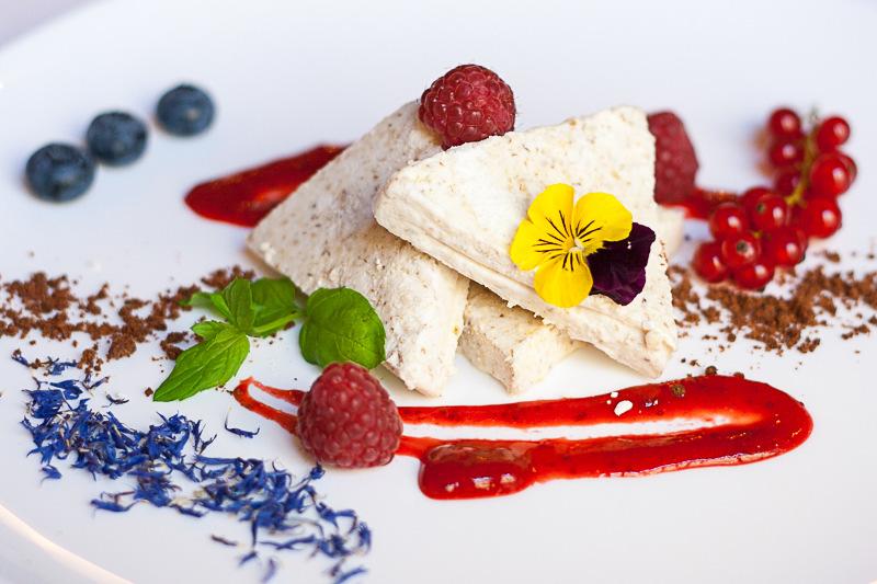 owocami, z orzechami * Kompozycja mini deserków: z puszystym serkiem mascarpone i owocami, mus owocowy, z pusztystym serkiem mascarpone w połączeniu z kawą * Szarlotka galicyjska z polskich jabłek *