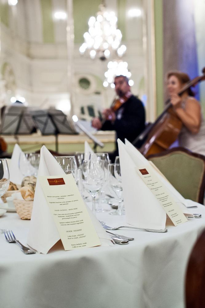 pomocą w doborze oprawy muzycznej, fotografa, florystyki, wizażystki, grafika do projektu zaproszeń * Tort weseleny - cena ustalana indywidualnie w zależności od wyboru tortu * Specjalności Grand