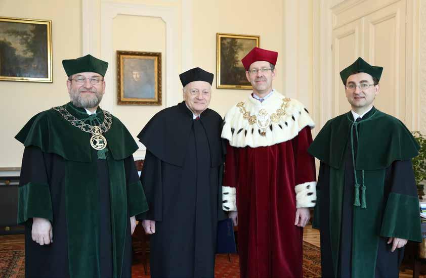 Uroczystość wręczenia dyplomu doktora honoris causa Uniwersytetu Warszawskiego Andrzejowi Białynickiemu-Biruli 25 T uż przed uroczystością, w gabinecie rektora UW.