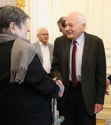Białynicki-Birula przyjmuje gratulacje od doktora honoris causa