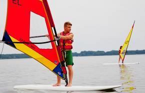 60 EUR / 2 tygodnie. Berlin Water Sports 13-17 lat, pod Berlinem nad jeziorem. Obóz położony jest w niewielkiej miejscowości nad samym brzegiem pięknych jezior, które otaczają Berlin.