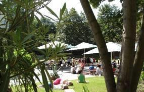 Oczywiście organizujemy również barbecue nad brzegiem jeziora i wieczorne imprezy! Berlin oddalony jest zaledwie o 30 km.