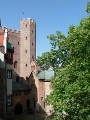 Cena zawiera: 25 lekcji tygodniowo, 2 zajęcia pozalekcyjne dziennie na terenie kampusu, 3 wycieczki tygodniowo do Monachium lub okolic (2 półdniowe i 1 całodniowa).