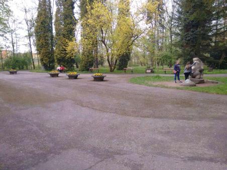 2 Istniejąca ścieżka rowerowa - rok wykonania 2015 2 - Poprawa placów bitumicznych, polegający na wymianie nawierzchni na kostkę brukową.