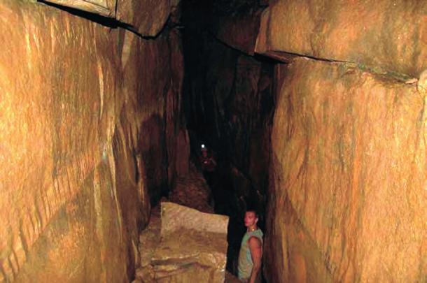 Szura ) Fot. 2. Tektoglify w Jaskinie w Klenine ( fot. R.