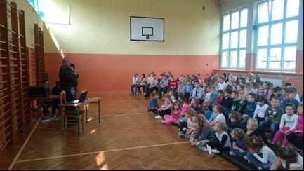 Podczas w/w spotkań poruszano również tematykę związaną z bezpiecznym wypoczynkiem nad wodą, lesie i górach, bezpiecznym użytkowaniem urządzeń grzewczych w okresie zimowym, itp.