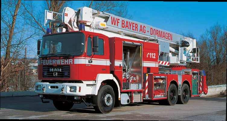 Podnośnik hydrauliczny z drabiną ewakuacyjną i działkiem gaśniczym, Bayer AG Dormagen / Niemcy GB 32-2,000 / MAN 33.