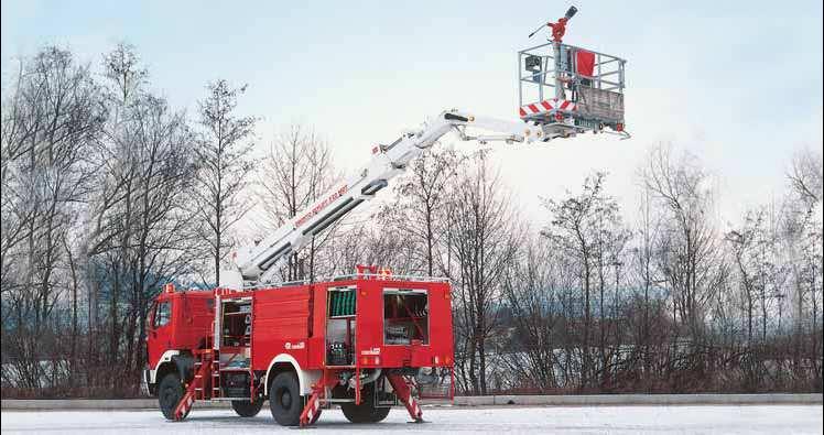gaśniczym RM25E, działko dachowe RM60E, dwa zwijadła węŝowe normalnociśnieniwe 40 m. Samochód gaśniczy z podnośnikiem hydraulicznym, Helenie F.B.