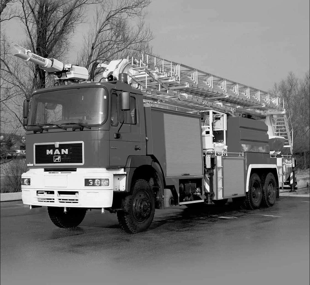 PODNOŚNIKI RATOWNICZO GAŚNICZE Z WYSIĘGNIKIEM GAŚNICZYM Podnośnik hydrauliczny z drabiną ewakuacyjną i działkiem gaśniczym, Shanghai / Chiny GB 42-2,500/3,000-FOAMATIC / MAN 33,373/