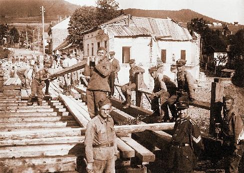 Keď sa zmieňujeme o ťažkostiach medzivojnových rokov, treba spomenúť aj živelnú pohromu povodeň, ktorá postihla mesto v lete v roku 1934.