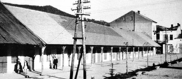 Limanowa bola vtedy odrezaná od sveta, Rekonštrukcia mesta po veľkej povodni leto roku 1934. pretože nepremávali ani vlaky. Aj došlú poštu zhadzovali z lietadla.