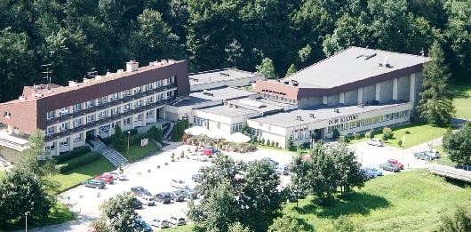 povrchom. Vznikla nová požiarna zbrojnica a na mieste bývalého trhoviska sa stavia dvojpodlažné parkovisko s novou tržnicou.