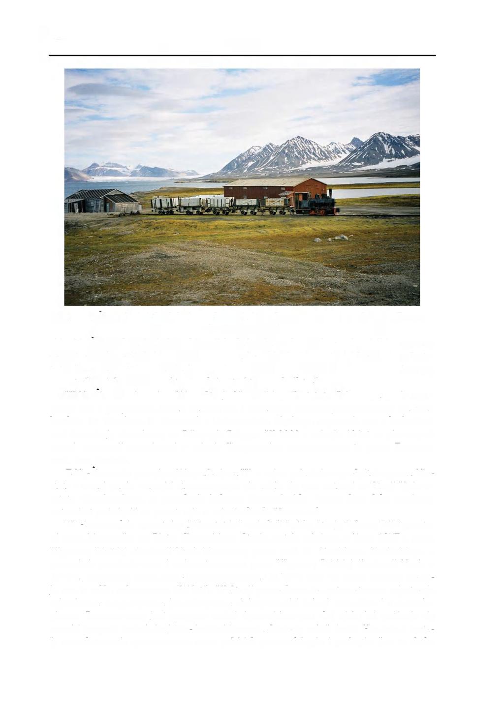 378 Kronika Fot. 3. Ny-Alesund - kolejka (zabytkowy eksponat), którą dowożono węgiel z kopalni na nadbrzeże. Fot. Jan Szupryczyński skie, Ny-Alesund zapisał się w historii badań polarnych.
