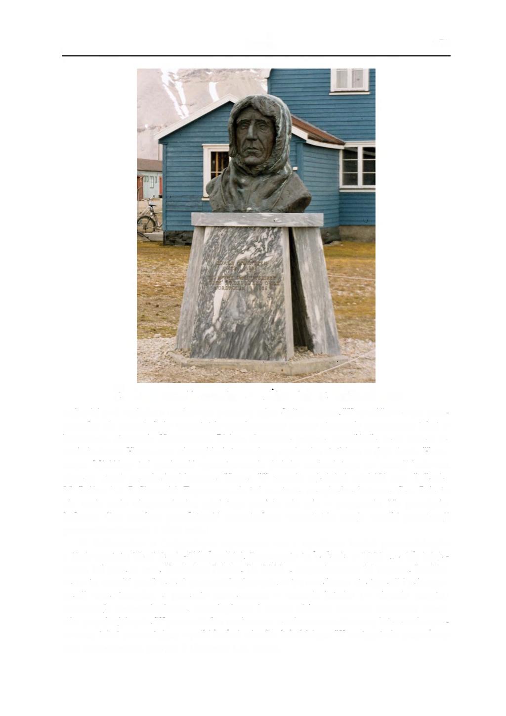 Kronika 379 Fot. 4. Popiersie Roalda Amundsena w Ny-Alesundzie. Fot. Jan Szupryczyński najlepiej pod względem naukowym poznany rejon Spitsbergenu.