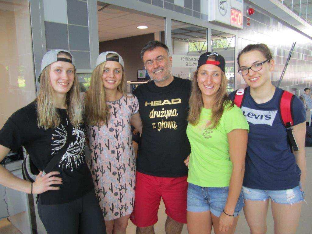 9 Juwenijne złotka : Dominika,Alicja, trener Grzegorz,Klaudia i Kornelia To był bardzo udany sezon dla naszego stowarzyszenia.