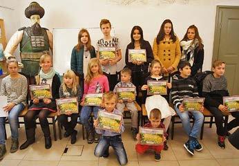 350 STANISŁAW FIRSZT Ryc. 27. Laureaci konkursu z cyklu Znam przyrodę mojego miasta i regionu. IX. Działalność promocyjna i reklamowa 1.