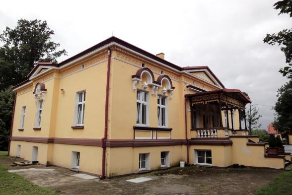narożniku płn. - wsch., balkonem oraz z kwadratową wieżą. Podpiwniczony, dwukondygnacyjny, z częściowo użytkowym poddaszem, nakryty dachem wielospadowym z lukarnami.