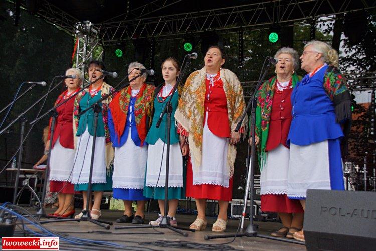Za nami XIX Gala Izerska w Mirsku Napisano dnia: 2017-07-24 10:06:49 Obchodzący w tym roku swój jubileusz 40-lecia powstania zespół JARZĘBINA ze Skorzynic, pod kierunkiem Teresy Nozdryn-Płotnickiej