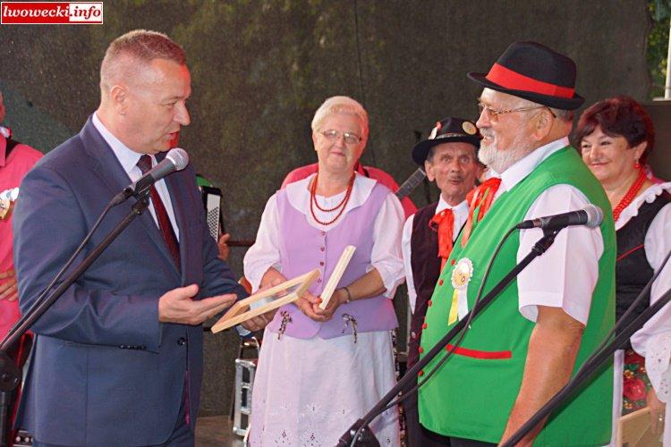bardziej tłoczno.
