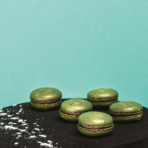 MATCHA PORZECZKA Na spodzie tortu znajdziemy kakaowy dacquoise, czyli bezową roladę z mielonymi migdałami.