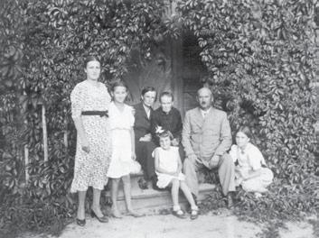 PRAWO I HISTORIA Danuta Siedzikówna (druga z lewej) na zdjęciu rodzinnym sprzed wojny (1938).